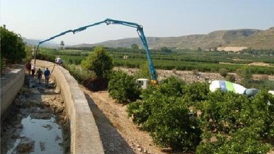 Rotura que el lunes se produjo en la Acequia de Escalona.