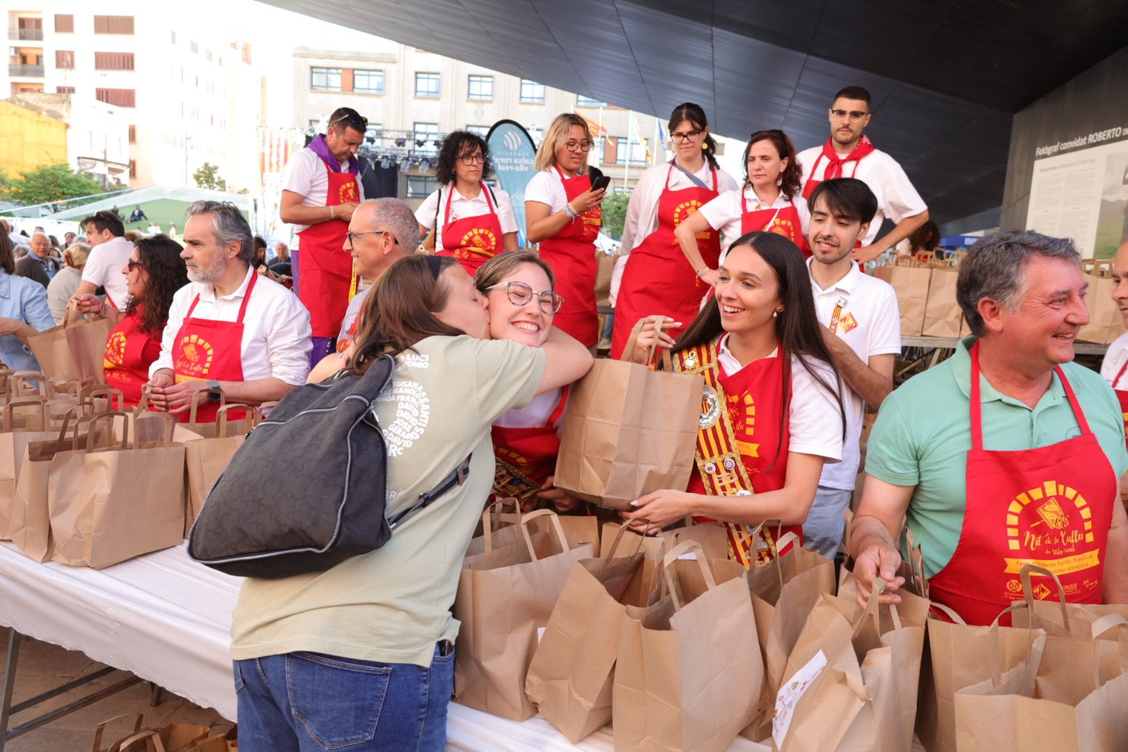 FOTOGALERÍA I Las imágenes de la Nit de la Xulla y del encuentro de elaboración de allioli de las fiestas de Vila-real
