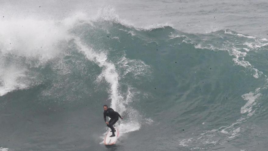 El surf de A Coruña se reivindica: «La alerta naranja implica precaución, no prohibición absoluta»