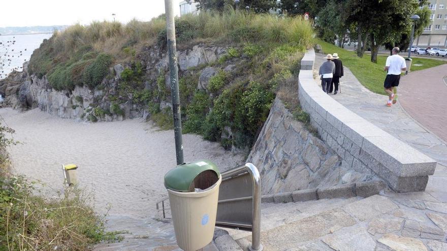 Los Bomberos de A Coruña rescatan a una persona caída al mar en la cala de Durmideiras