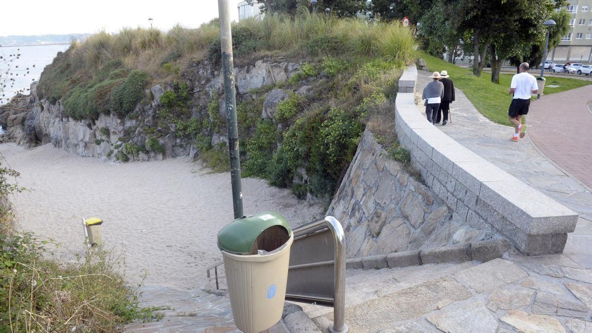Los Bomberos de A Coruña rescatan a una persona caída al mar en la cala de Durmideiras