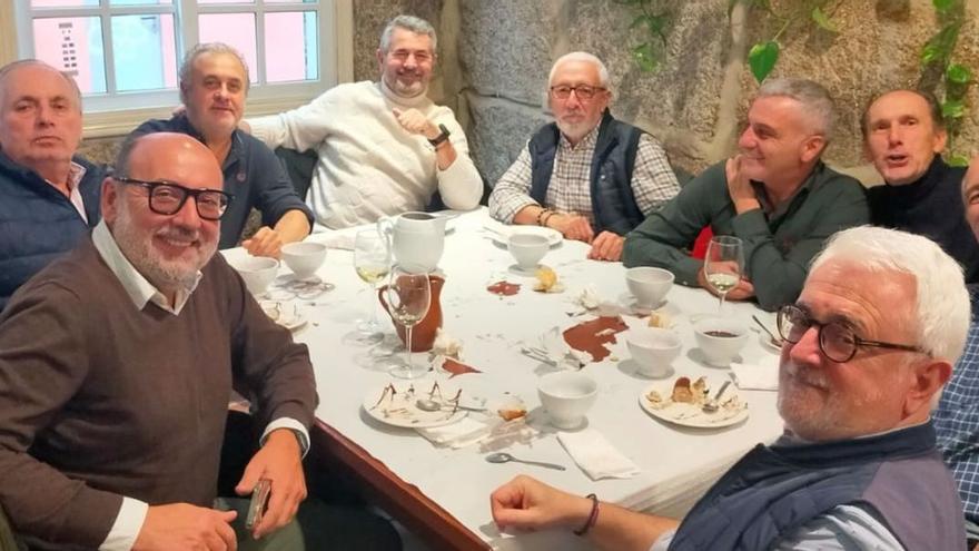 De culinario concilio.  No, no tomaron pinchitos en la hora del vermú en la bodega de Jose pero sí unas botellitas porque les esperaba para ponerse morados un monumental cocido en el bar Cortesia (muy bien regentado por Javier), de esos cocidos que hacen levantar hasta la paletilla a nuestros médicos de los centros de salud. Preguntad si tenéis alguna duda a estos comensales que tan saludables parecen después de degustarlo y regarlo con un buen caldo de la Ribera del Avia. Miradlos qué contentos, visitadores y médicos en animada francachela, sin llegar a parranda ni jarana. ¿Nombres? Alentados por Jose “el bodegas”, Sergio, Francisco, Tomás, Javier, Pablo, Antonio y Fito. Gente de bien. Sus notables apellidos, cuando proceda.