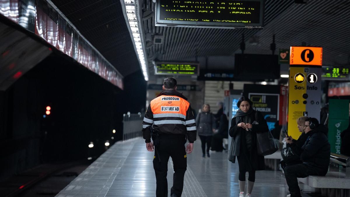 Un vigilante de metro.