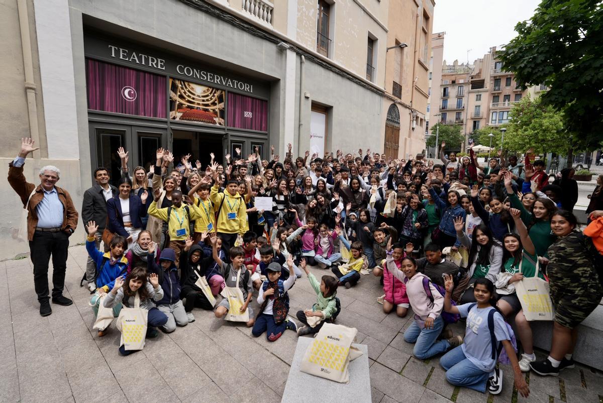 Imatge de grup dels centres educatius guardonats