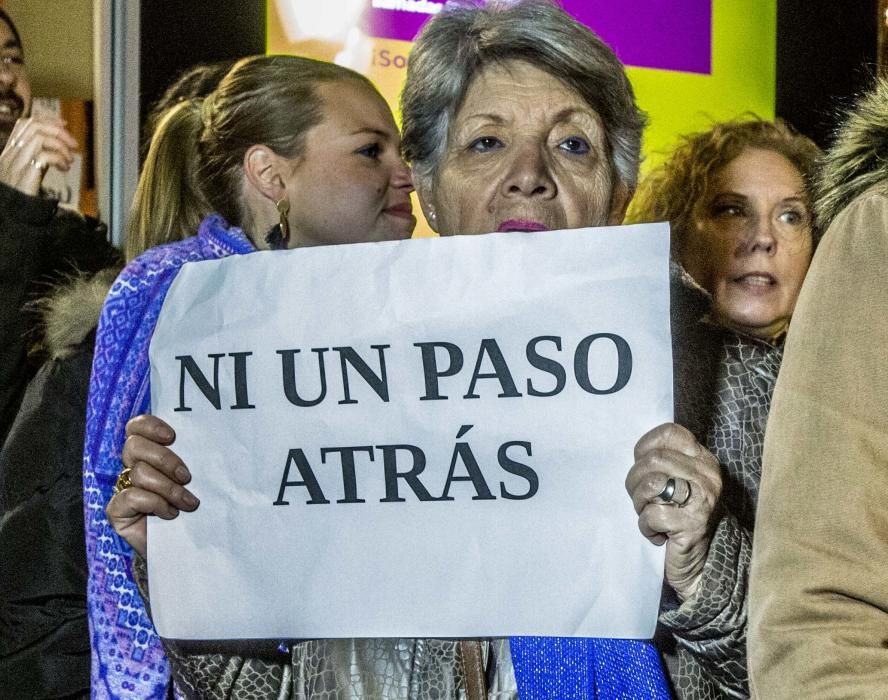 Más de 200 personas en la plaza Calvo Sotelo de Alicante