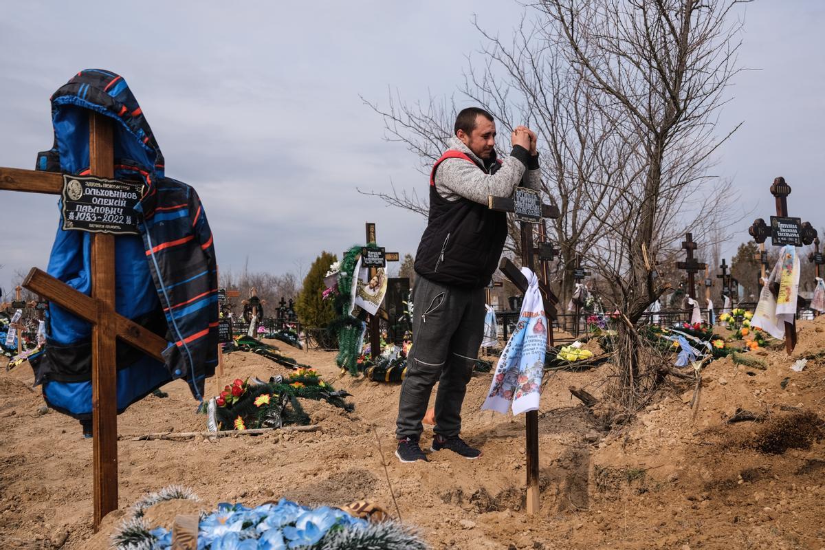 Funeral de una víctima del ataque aéreo ruso en un cementerio principal en la ciudad de Mykolaiv, en el sur de Ucrania, Ucrania