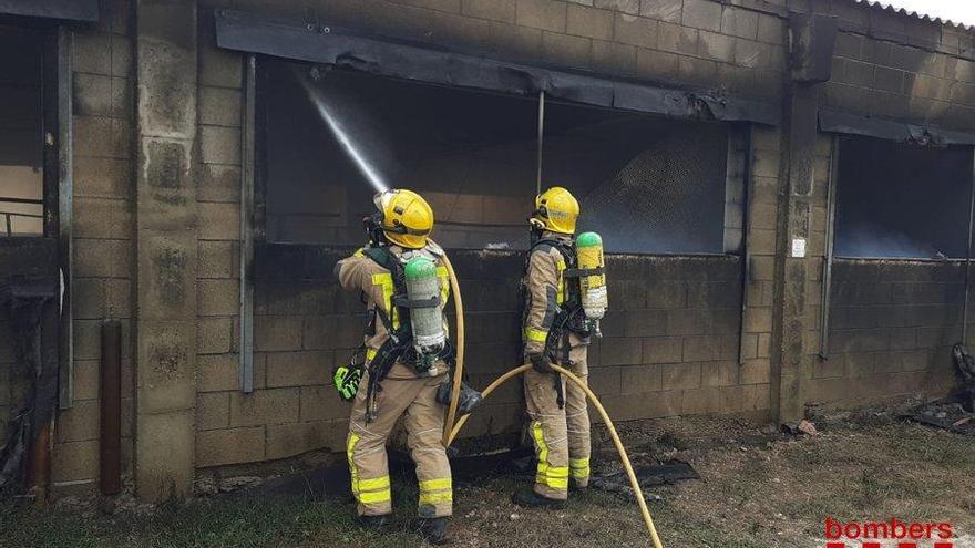 Els Bombers treballant a la nau de Siurana.