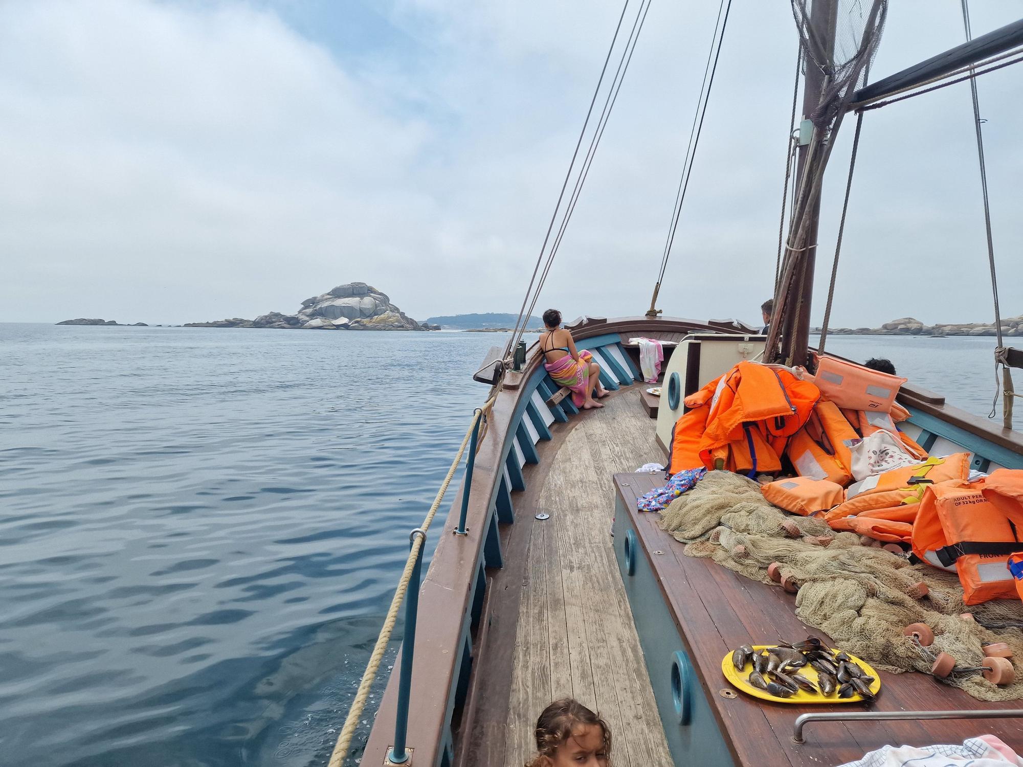 De visita en las Islas Atlánticas de Galicia a bordo del aula flotante "Chasula".