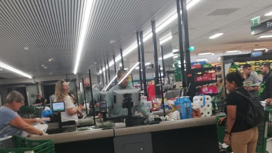 Una mujer compraagua y papelhigiénico, ayer, en unsupermercado deTenerife