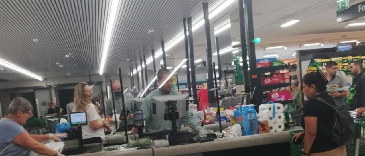 Una mujer compraagua y papelhigiénico, ayer, en unsupermercado deTenerife