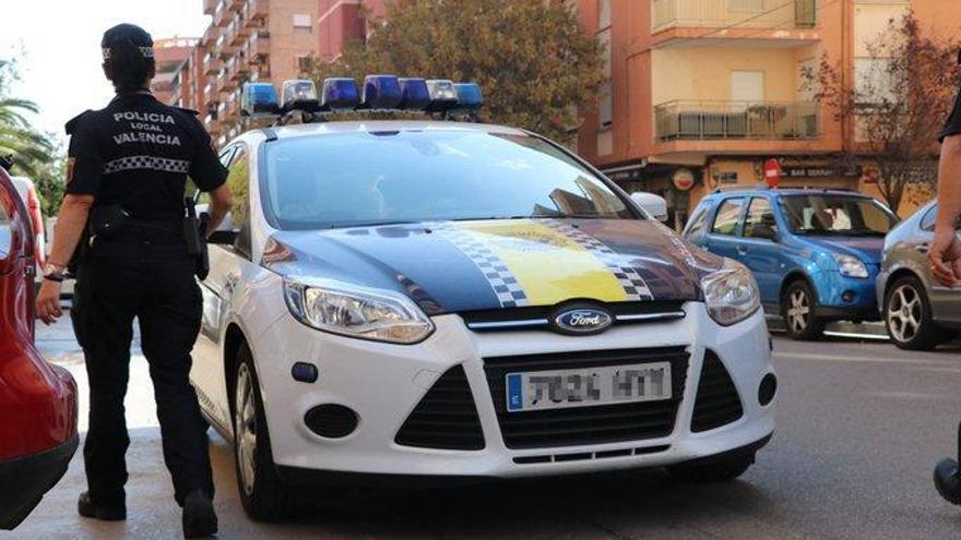 Dos policías salvan la vida a un joven en València tras sufrir la picadura de una avispa