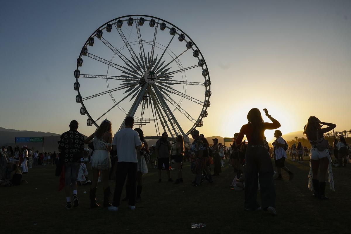 Algunos asistentes del festival reunidos en la noria del festival de Coachella celebrado en Indio, California, Estados Unidos.