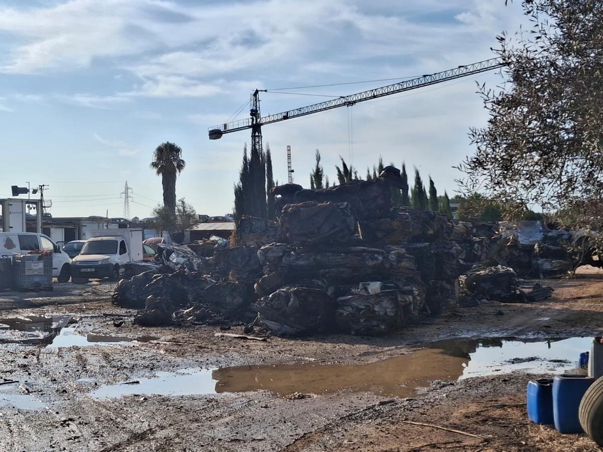 Las imágenes de la destrucción del fuego: así ha quedado la zona del desguace de El Verger devorada por el incendio