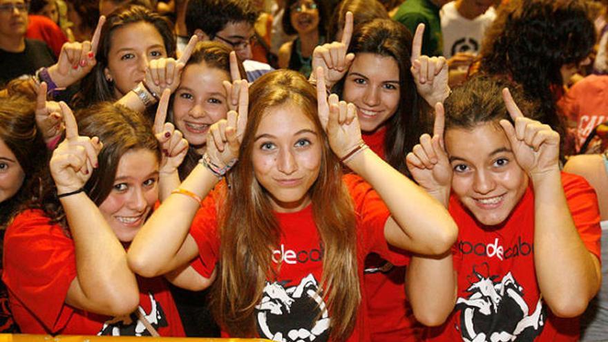 Adolescents amb samarretes de Sopa de Cabra, en el primer concert a Fontajau.