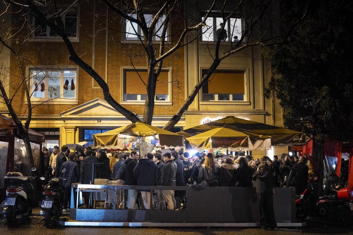 La lluvia diluye el botellón de Mandri