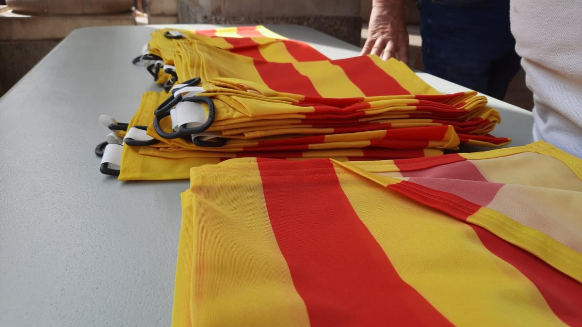 Municipis com Figueres reparteixen senyeres abans de la Diada