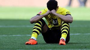 Jude Bellingham, jugador del Borussia Dortmund, llora tras la Bundesliga perdida en la última jornada.