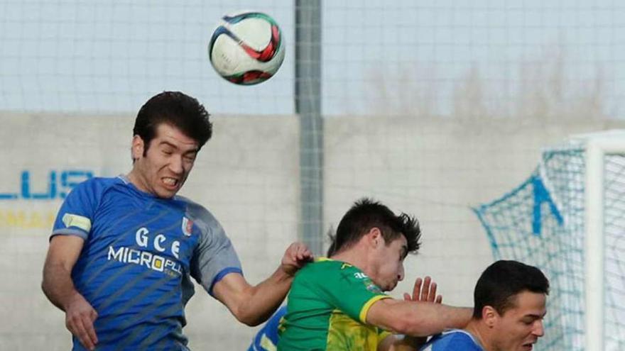 De la Nava despeja el balón de cabeza.