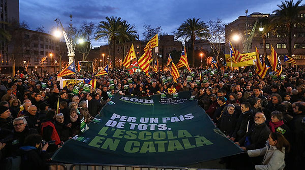 Somescola reúne a unas 2.000 personas para defender la lengua catalana