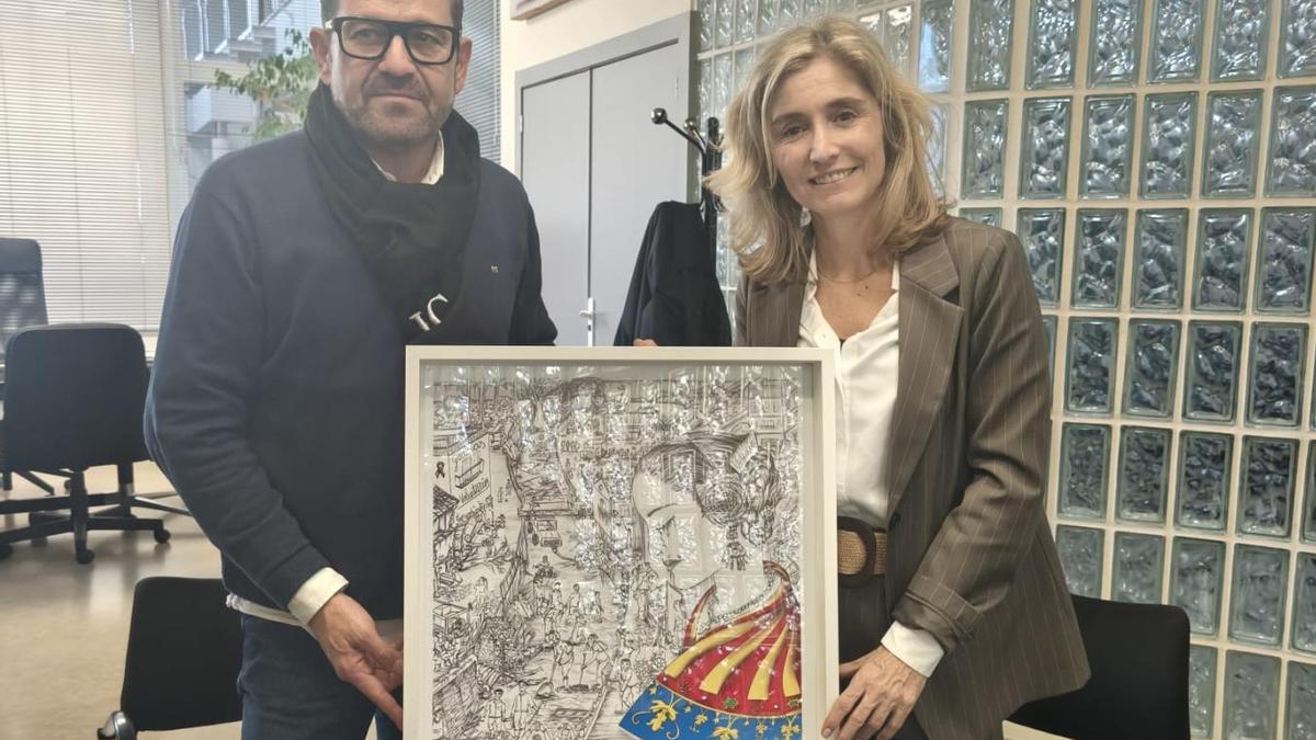 José F. Cabanes entrega el premio a la directora editorial de Prensa Ibérica, Ainhoa Moll