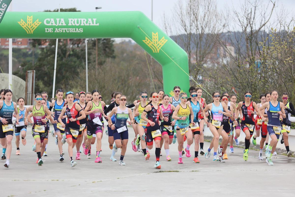 Salida de una de las pruebas de la primera jornada de los Nacionales de duatlón en Avilés.