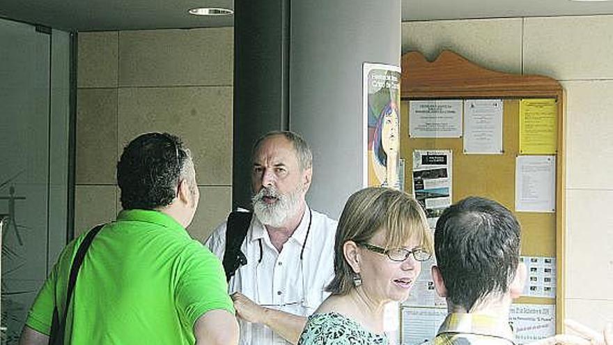 Grohe, segundo por la izquierda, charla con los asistentes al finalizar su conferencia, ayer, en Candás.