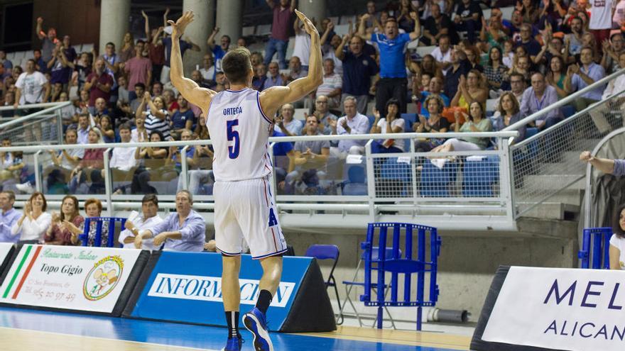 Chumi Ortega se dirige a la grada en el partido ante el Menorca.