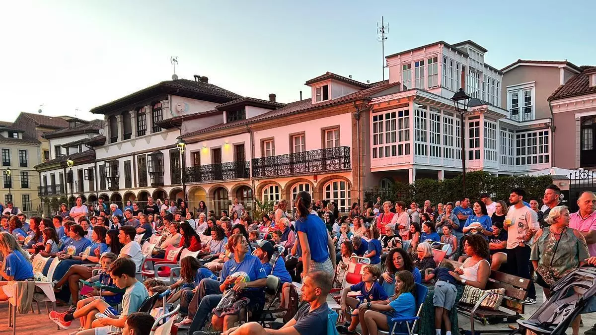 Pravia en el "Gran Prix" y lleno en el parque Sabino Moutas para ver la emisión del programa en pantalla gigante