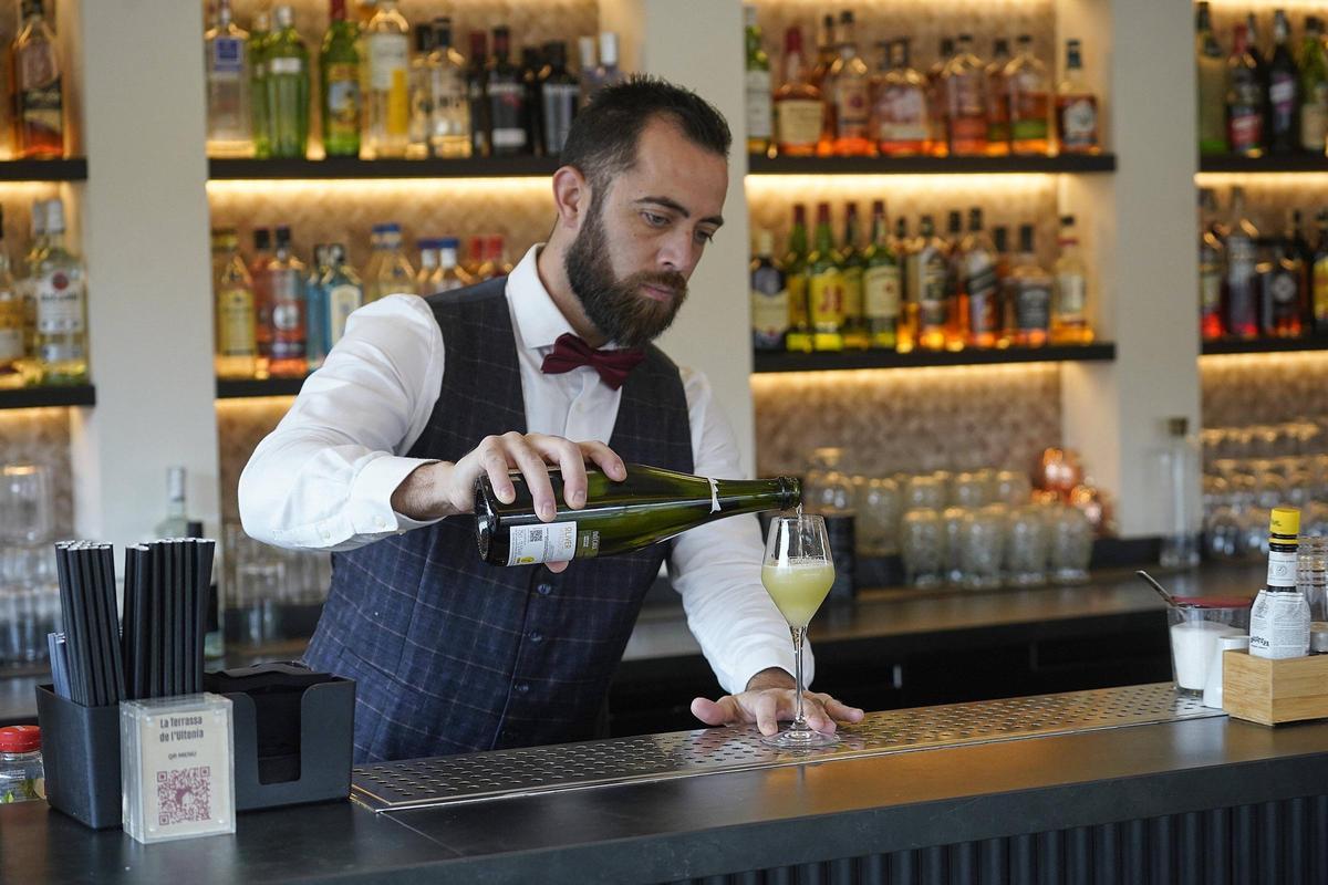 Rubén Zayas, preparant el còctel Beny a l'Hotel Ultònia a Girona.