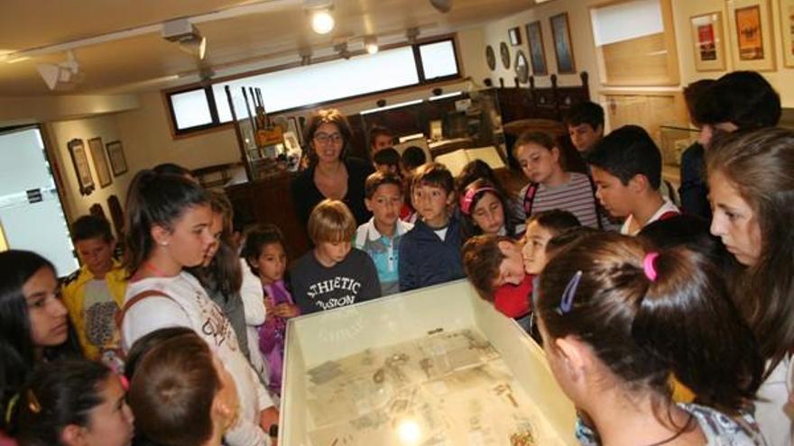 Visita de una ludoteca de Poio al museo Anfaco