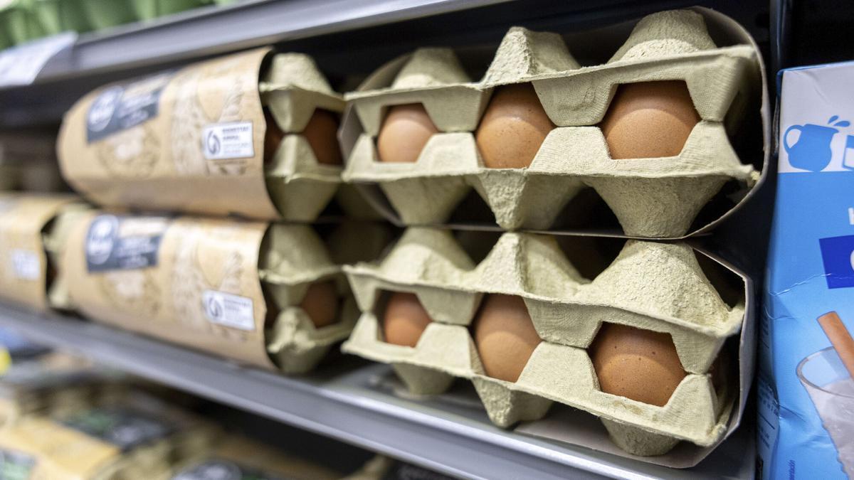 Dotzenes d'ous a un supermercat.