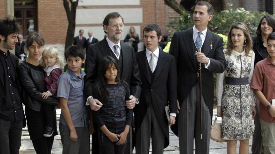 Los Príncipes de Asturias y Mariano Rajoy posan junto a Ugarte, nieto de Parra (entre don Felipe y Rajoy), y la hija del poeta, Colombina (segunda por la izquierda).