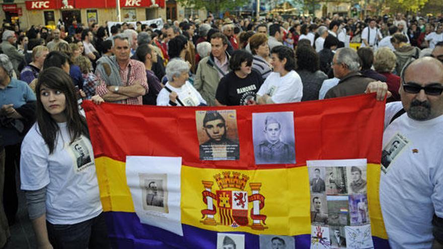 Centenares de personas protestan en Palma contra la &quot;persecución&quot; de Garzón