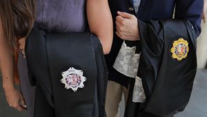 Jueces y fiscales con las togas en la mano durante un paro de diez minutos en la Ciudad de la Justicia de Barcelona.