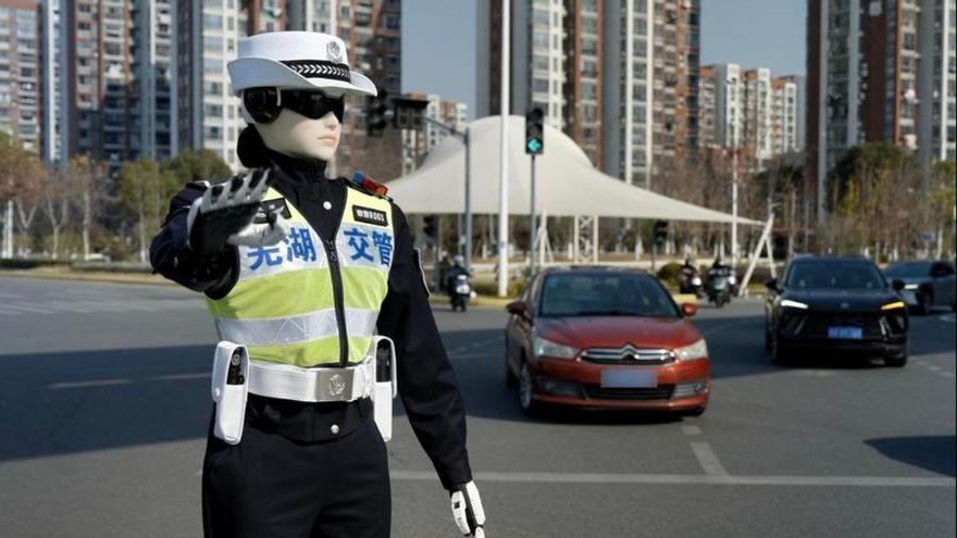 China pone en marcha su primer policía robot humanoide: un "RoboCop" para controlar el tráfico urbano