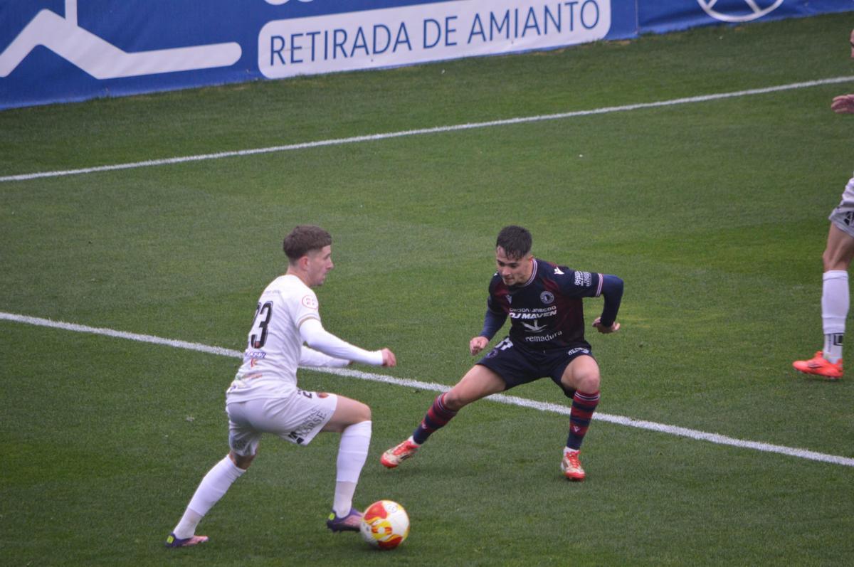 Tomazinho, uno de los fichajes del Salerm, debutando con la camiseta de los rojillos ante el CD Extremadura.