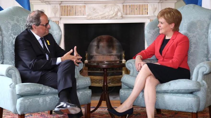 Torra i Sturgeon en la trobada que han tingut a Edinburg