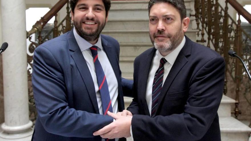 El presidente del Gobierno murciano, Fernando López Miras, y el líder regional de Ciudadanos, Miguel Sánchez, en el Palacio de Aguirre, en Cartagena.