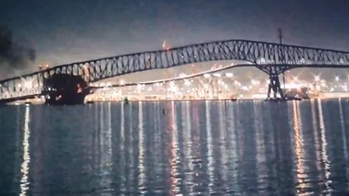 Momento de la colisión del barco en el puente