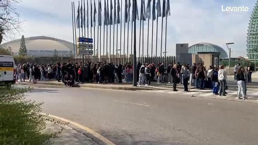 Centenares de jóvenes hacen cola para inaugurar el Salón del Cómic 2026