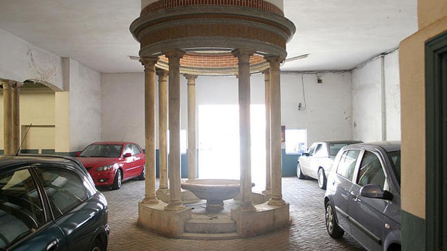 Restos. Templete de los Baños de Álvarez, en la actualidad en el garaje ´Las Delicias´.