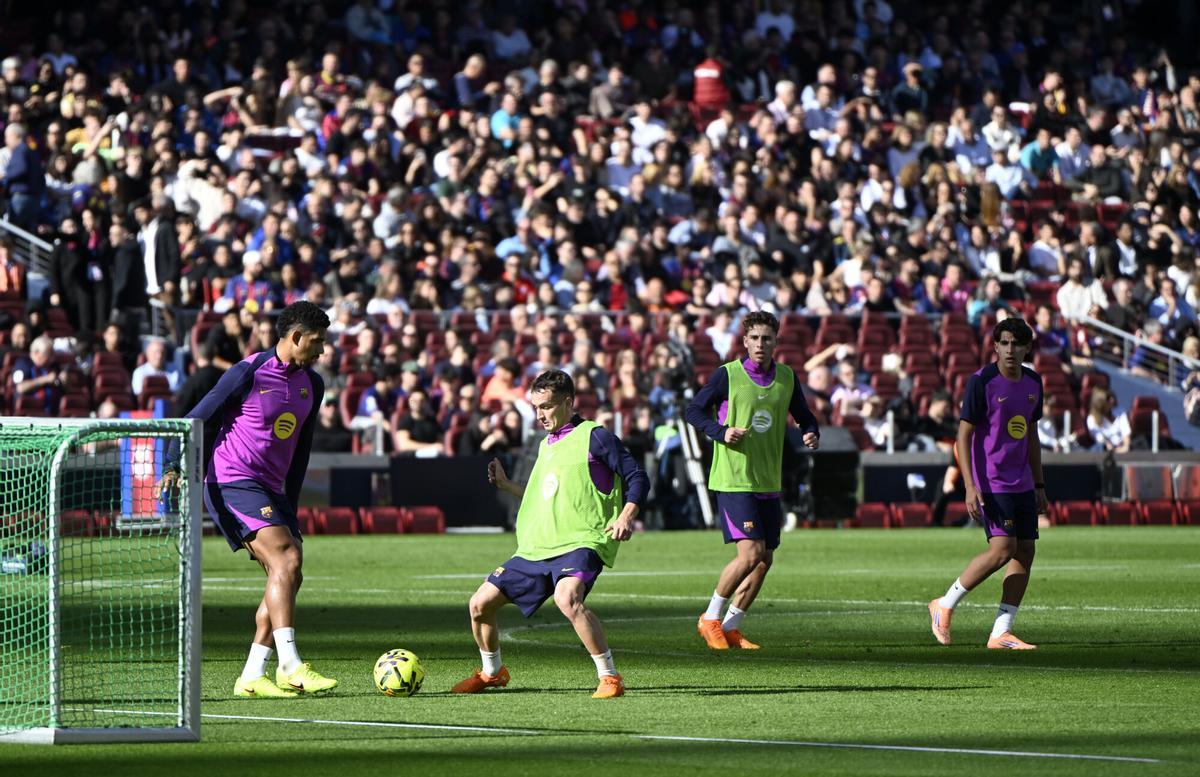 Barcelona. 07.11.2025.  Deportes.  Entrenamiento de los jugadores del Barça en el Spotify Camp Nou en el primer test con asistencia de público en el estadio. Fotografía de Jordi Cotrina