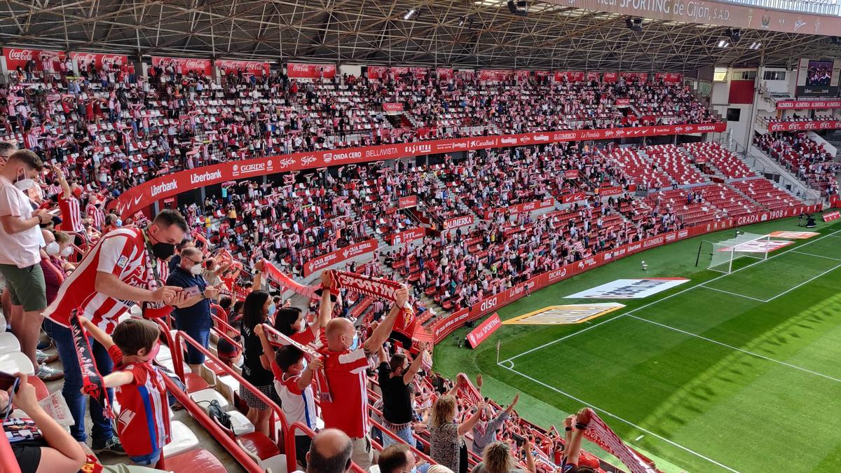 Galería de fotos: así volvió el público a El Molinón