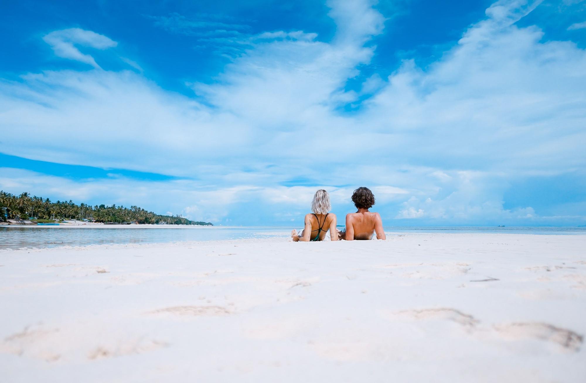 Pareja en la playa en verano