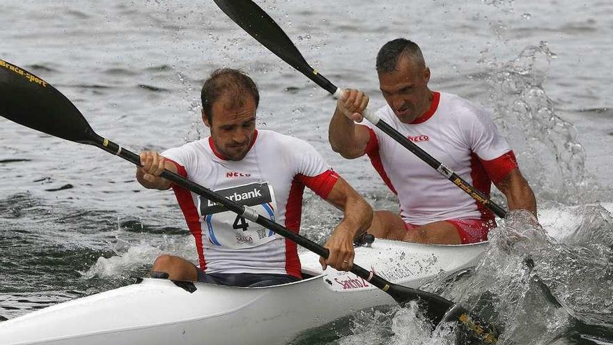 Ramalho y Merchán reman en aguas asturianas durante la contrarreloj del Descenso del Sella, el jueves.