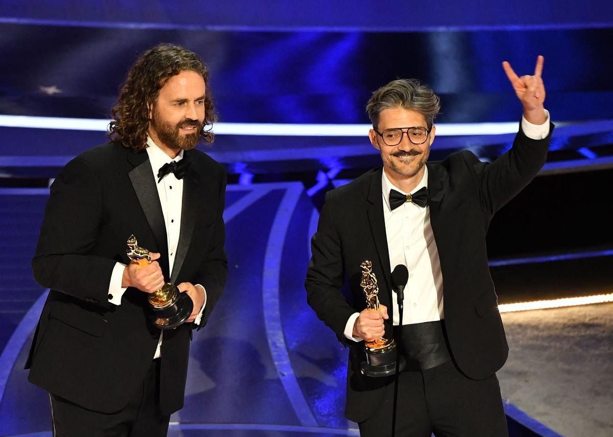 Alberto Mielgo (derecha) junto al productor Leo Sánchez reciben el premio a mejor corto de animación por ’El limpiaparabrisas’.