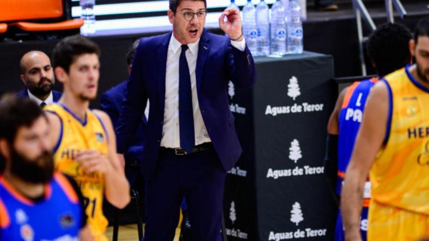 Fotis Katsikaris en un momento del partido frente a Valencia Basket