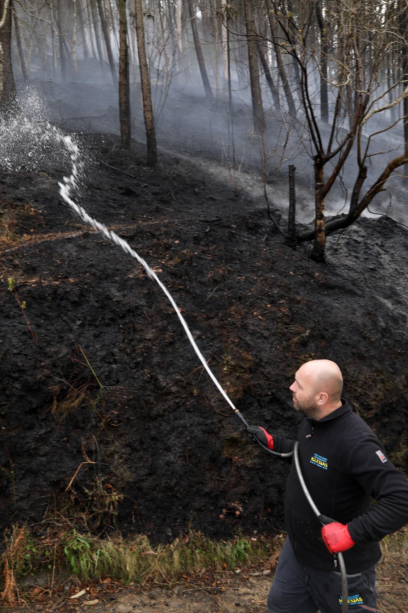 Trabajos de extinción de los incendios en Valdés