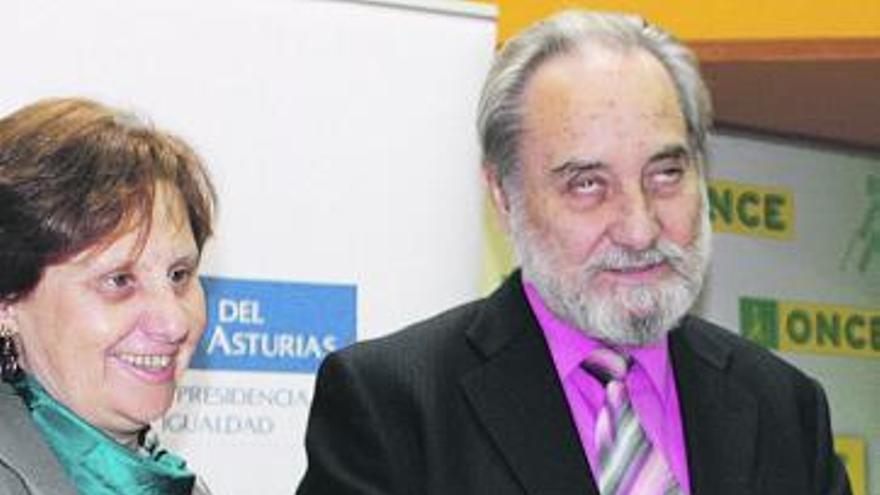 María José Ramos y José Antonio Rodríguez Valado muestran las carpetas que se entregarán a los invidentes con las papeletas en braille.