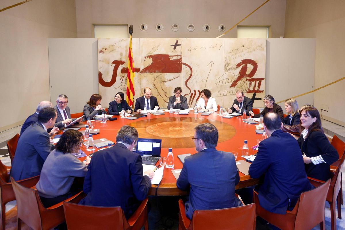 El presidente de la Generalitat, Salvador Illa (c), durante la reunión semanal del Govern, el 17 de marzo de 2026